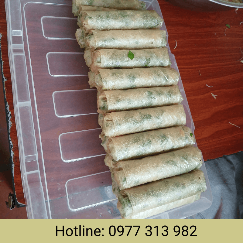 khach-hang-cuon-banh-da-nem-greenlife.jpg